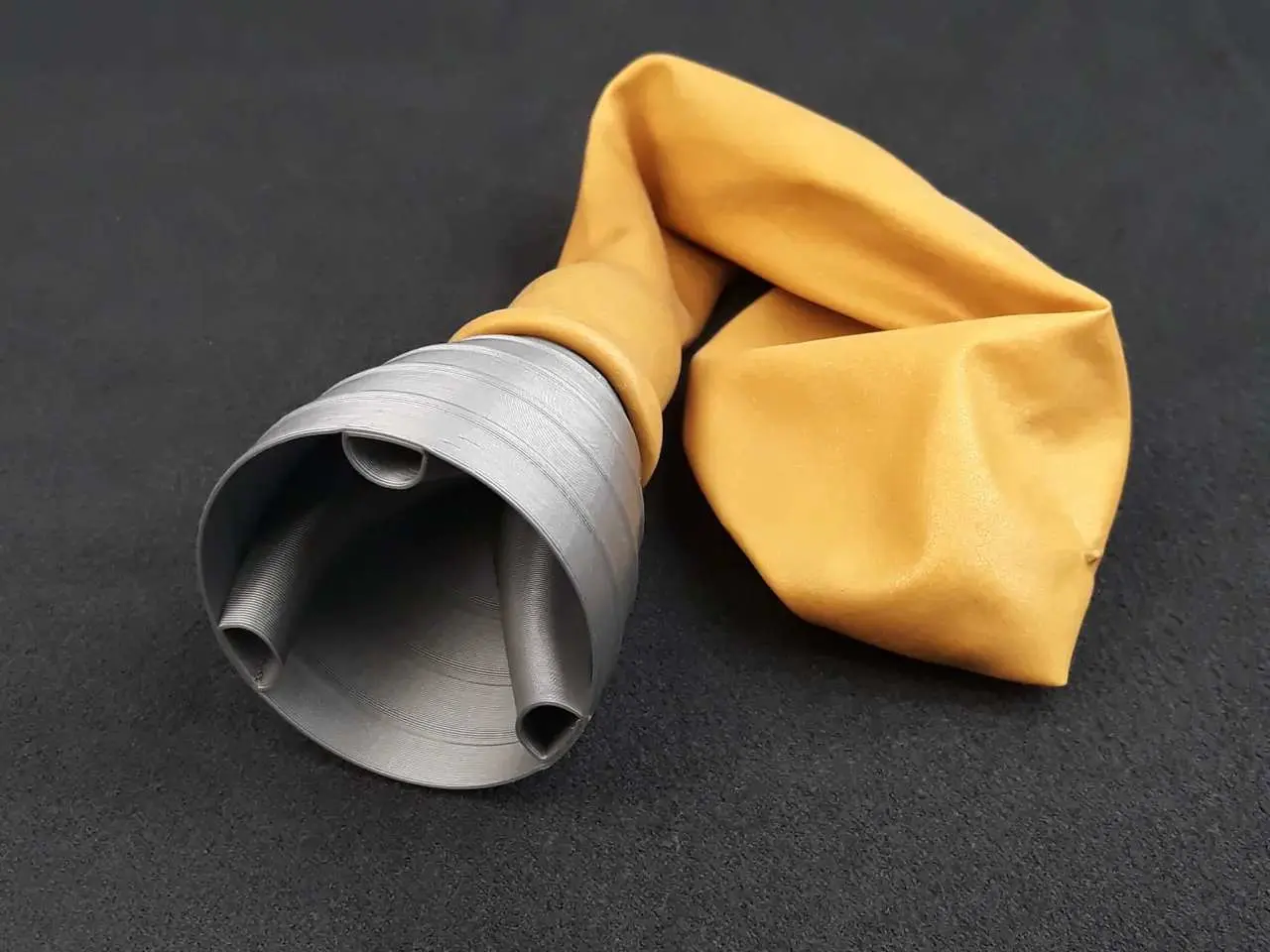 Bronvoorbeeld van het 3D-model Balloon Rocket Engine door BillayTechs