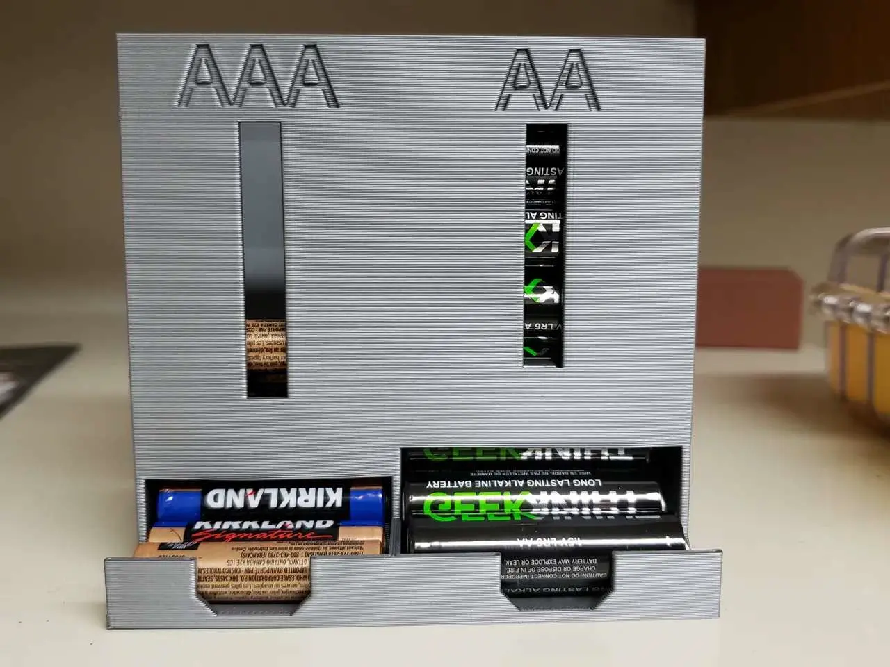 Bronvoorbeeld van het 3D-model Battery Holder door Samlai