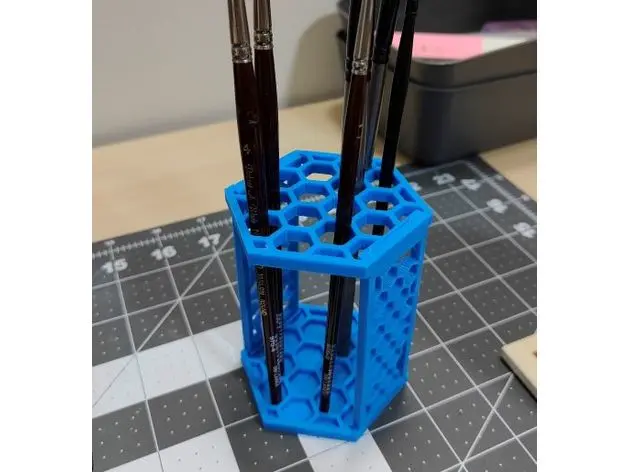 Bronvoorbeeld van het 3D-model Hexagonal Paint Brush Stand door YEG Squirtle