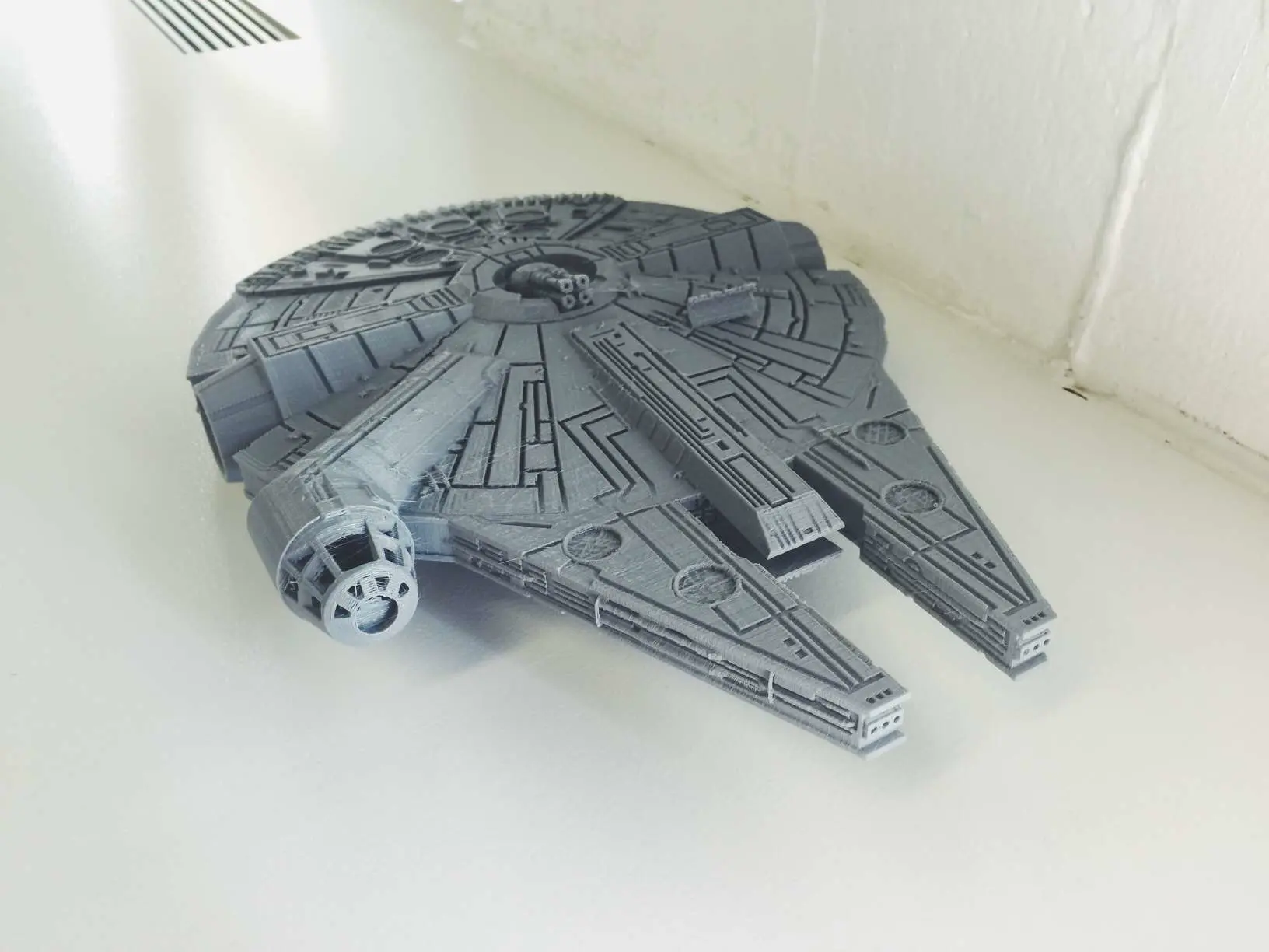 Bronvoorbeeld van het 3D-model Milennium Falcon door Alexander Vilches