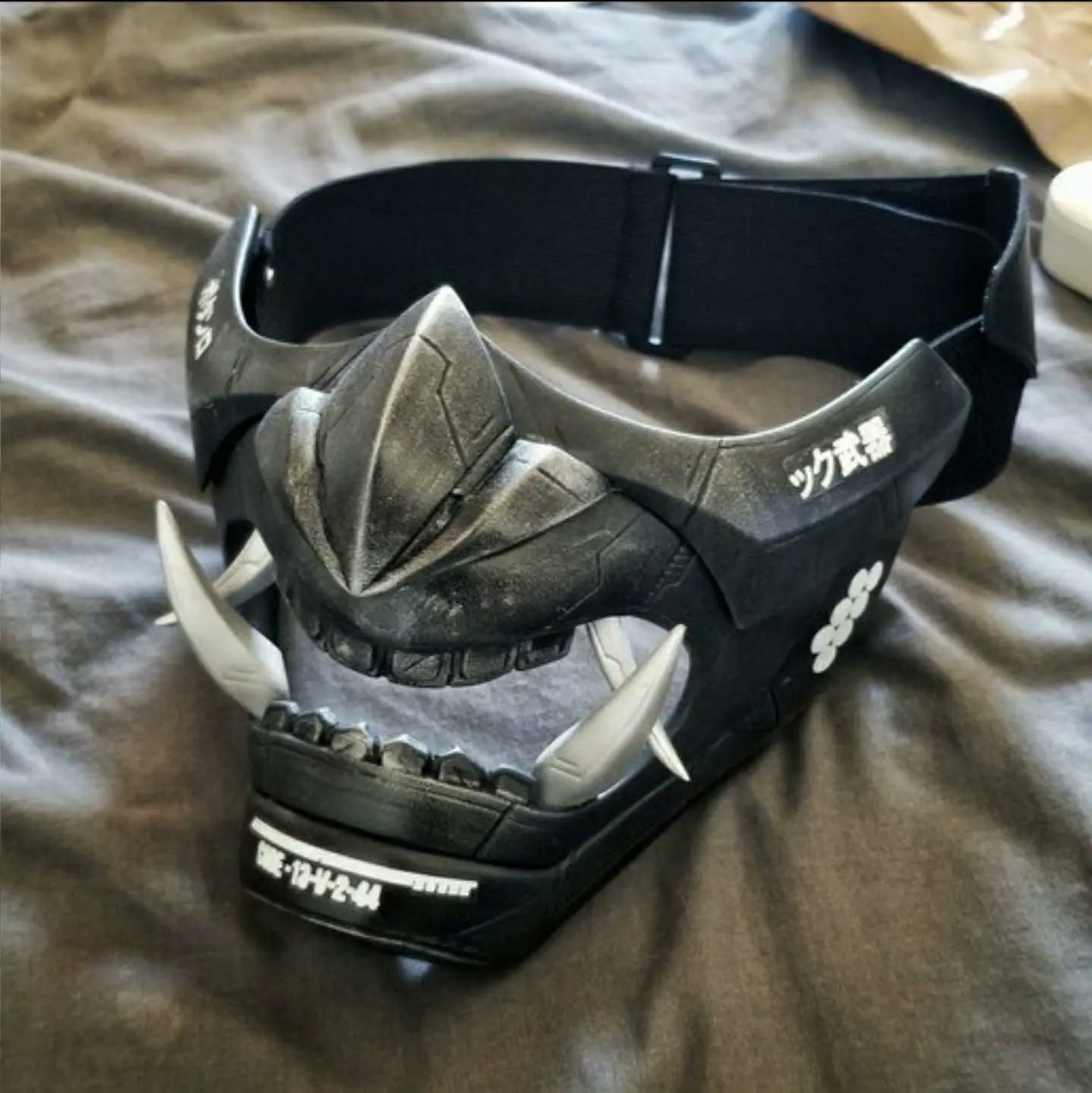 Bronvoorbeeld van het 3D-model oni punk mask door /23