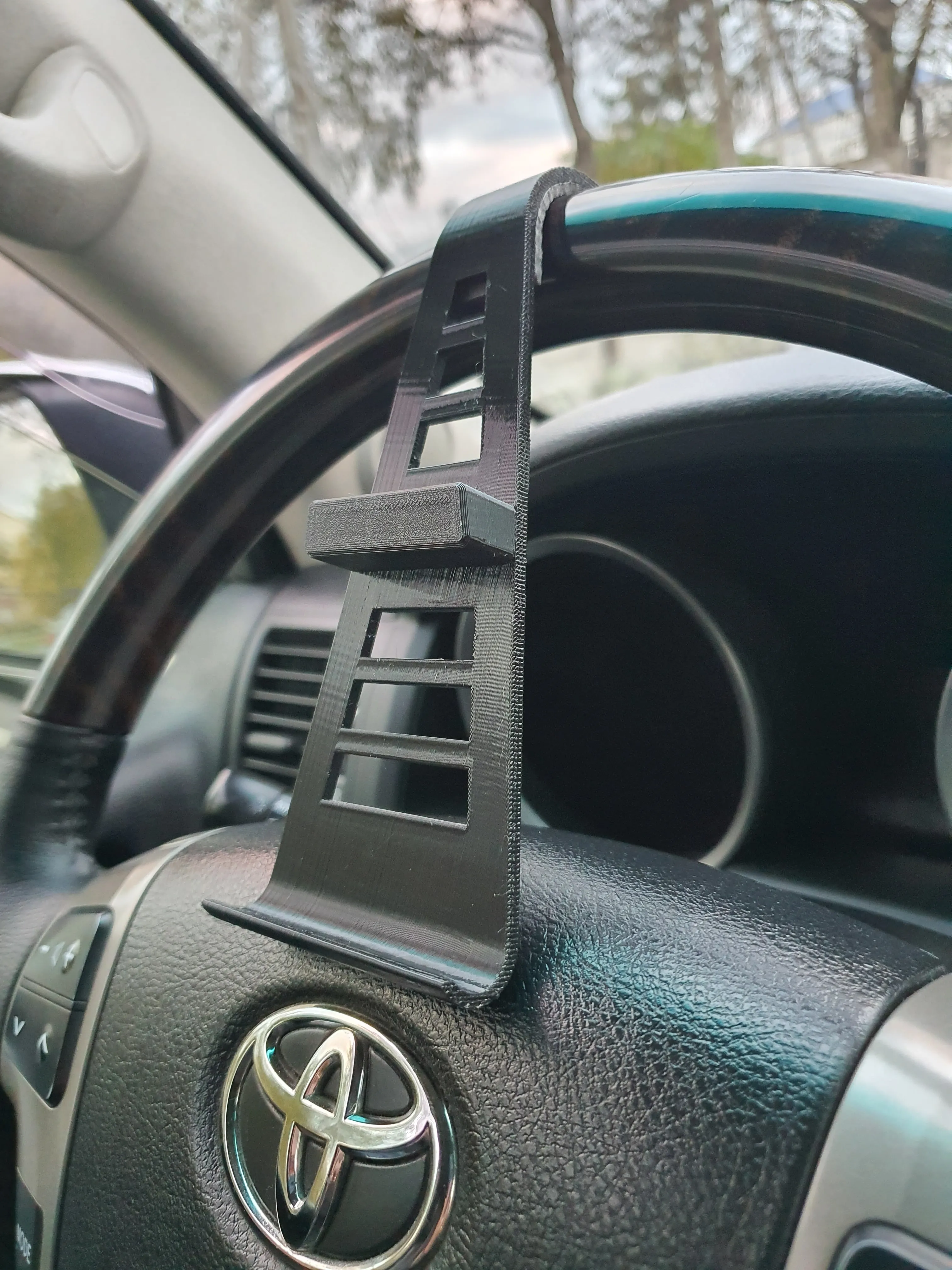 Bronvoorbeeld van het 3D-model Phone holder for car steering wheel door SetViruS