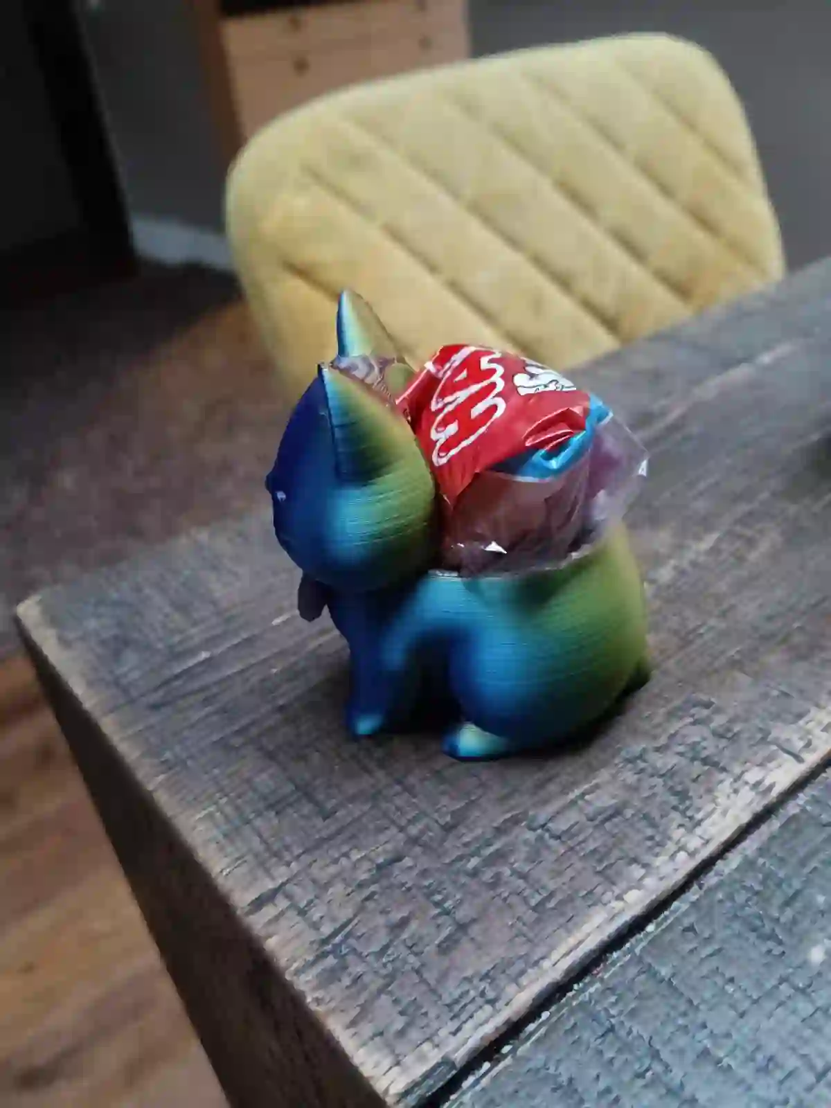 Eigen voorbeeld: zijaanzicht van dezelfde 3D-geprinte kat, gevuld met apart verpakt snoepgoed.
