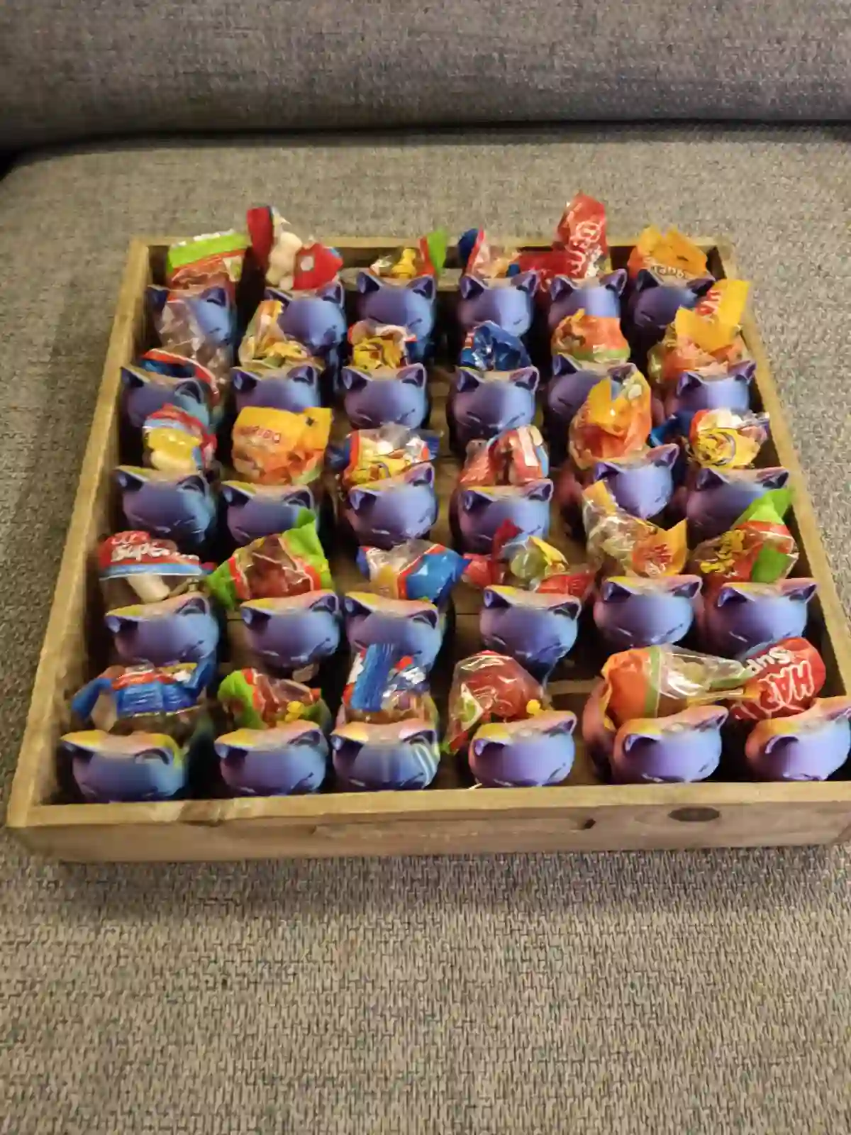 Eigen voorbeeld: een klas-grote hoeveelheid 3D-uitdeelcadeautjes, klaar om gevuld te worden.