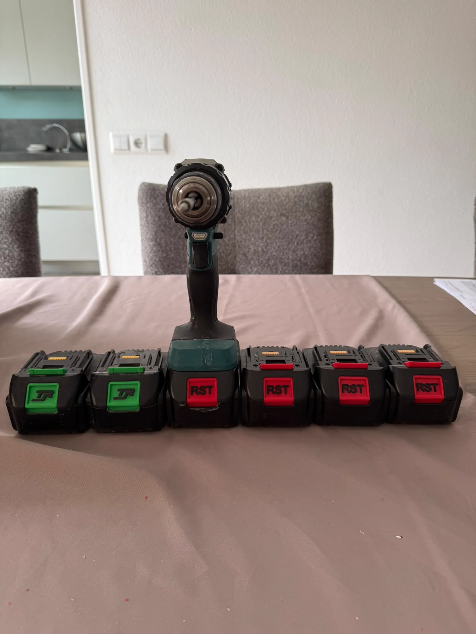 Accuclips gemonteerd op gereedschapsaccu's.