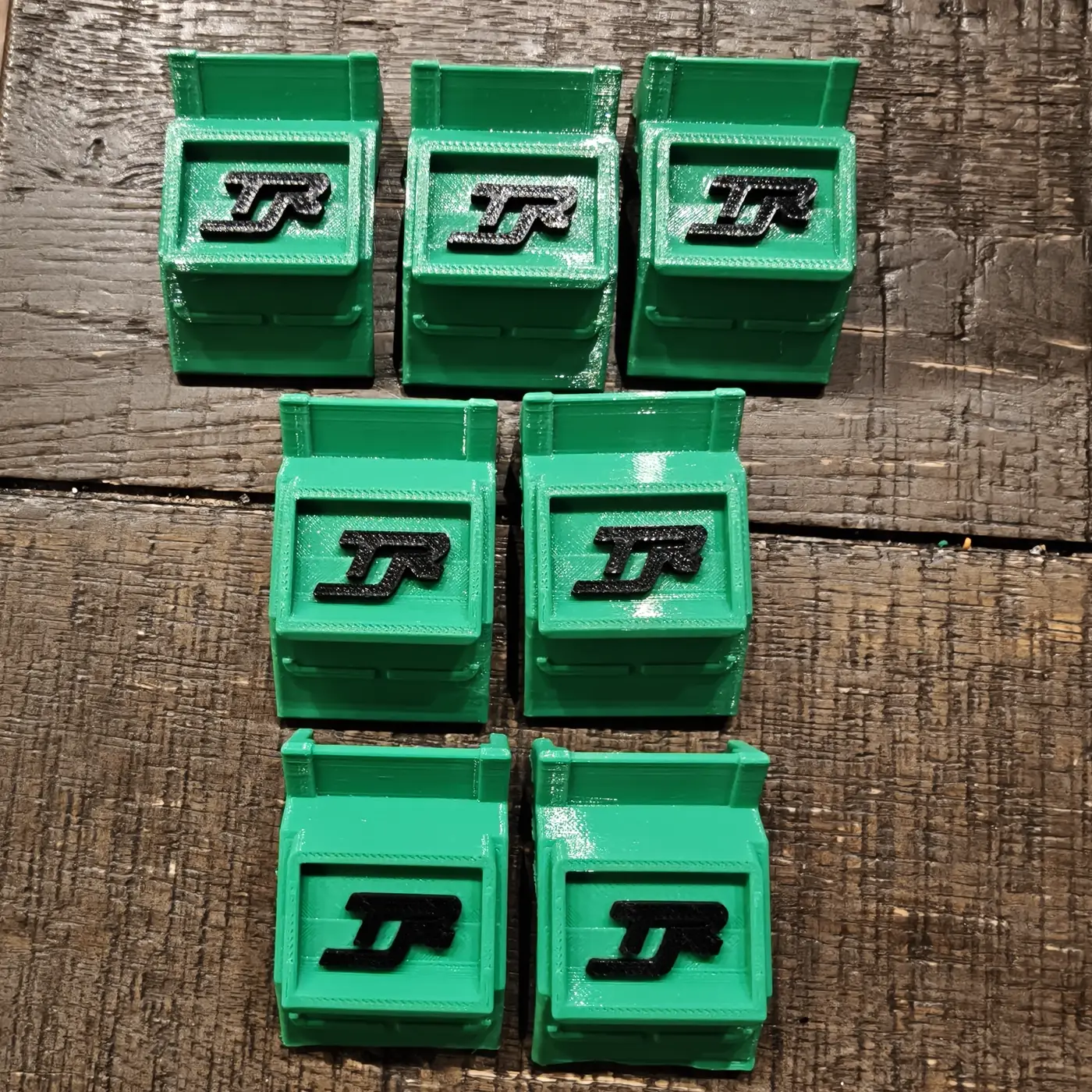Meerdere 3D-geprinte accuclips met eigen markering.